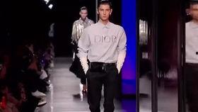 男模走秀视频,男模风采尽显，走秀瞬间捕捉