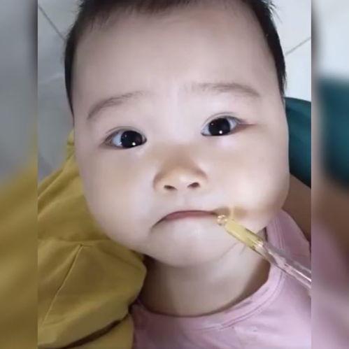 小孩子吃药的视频,温馨记录小患者勇敢吃药瞬间